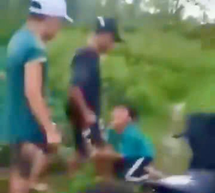 NAM SINH 11 TUỔI QÙY GỐI VAN SINH VẪN BỊ ĐÁNH HỘI ĐỒNG – LIỆU CÓ ĐIỀU GÌ ĐANG NGẦM ĐẰNG SAU?