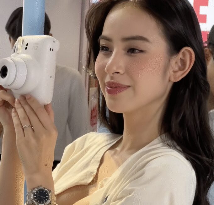 HƯƠNG LIÊN – MỸ NHÂN TRẺ GEN Z VỚI VẺ ĐẸP TỰ NHIÊN VÀ CHÂN THẬT GIỮA BẢO THỦ GIA THẾ KHỦNG!