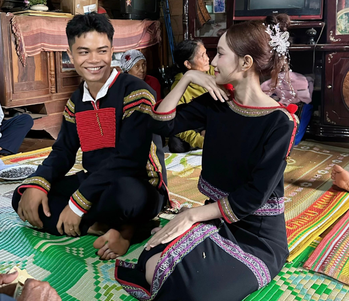 Cô dâu Ê Đê xinh nhất cõi mạng bật mí ý nghĩa đặc biệt của hành động cầm thau tiền trong đám hỏi!