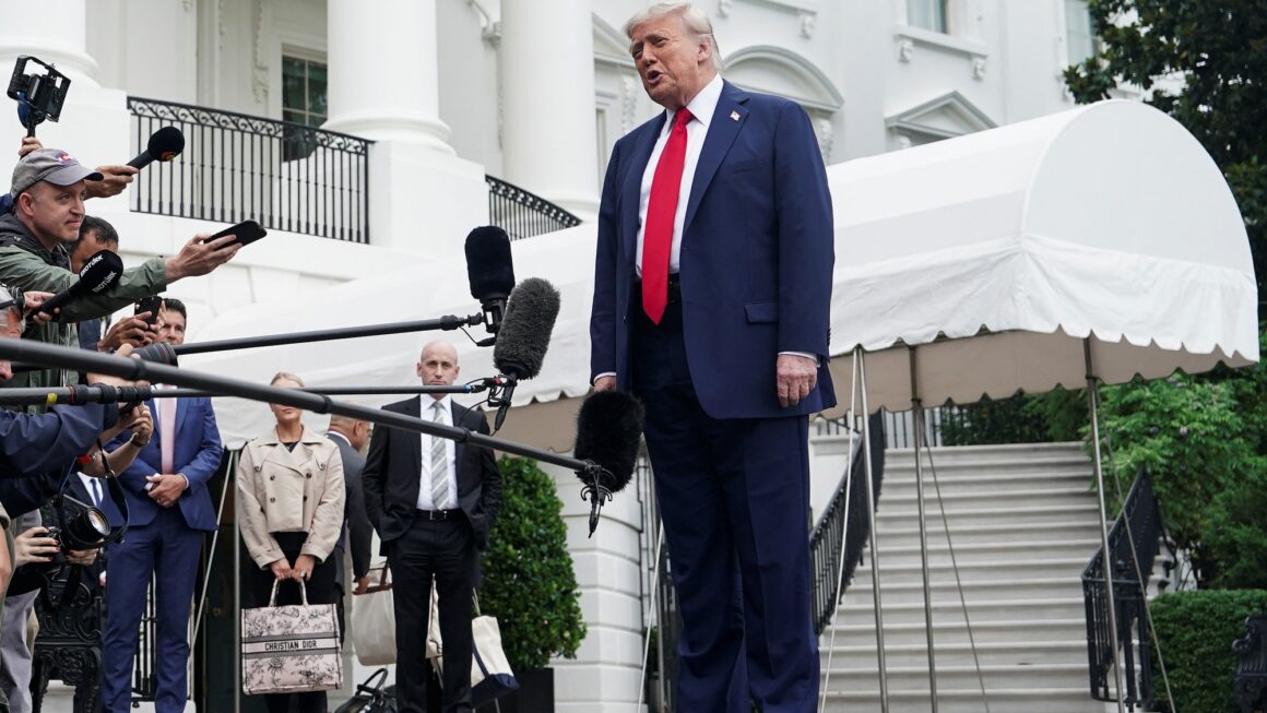BỨC XÚC CHÍNH TRỊ MỸ ĐANG NÂNG CAO VỚI NHỮNG DIỄN BIẾN ĐỘC NHẤT TỪ TRUMP ĐẾN Ý KIẾN CÔNG CHÚNG!