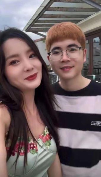 KHI TÌNH YÊU CHÊNH LỆCH 15 TUỔI VƯỢT MỌI ĐỊNH KIẾN, ĐAM MÊ VƯỢT THỜI GIAN CHỈNH ĐỂ ĐẾN BẠN CẦU HÔN NGAY TRONG LÒNG XÃ HỘI!
