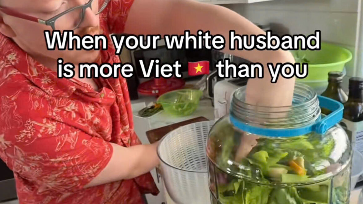 CHỒNG TÂY KHÔNG CHỈ YÊU VIỆT NAM, MÀ CÒN CÓ THÊM KHẢ NĂNG MUỐI DƯA CHUA GIỎI HƠN CẢ NGƯỜI VIỆT!