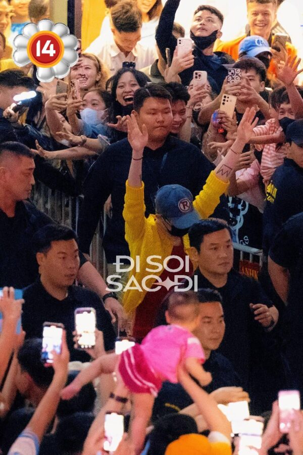 BÉ 1 TUỔI GÁI ĐU IDOL NGAY TRONG SÂN BAY, CÙNG CHIA SẺ KHÓ TIN VỀ ĐỘ HÀO HỨNG VÀ AN TOÀN!
