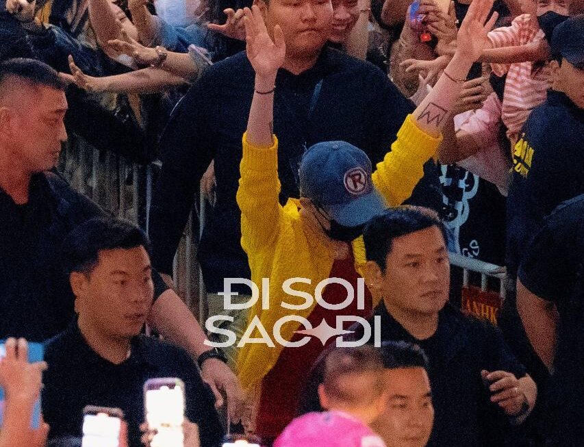 BÉ 1 TUỔI GÁI ĐU IDOL NGAY TRONG SÂN BAY, CÙNG CHIA SẺ KHÓ TIN VỀ ĐỘ HÀO HỨNG VÀ AN TOÀN!