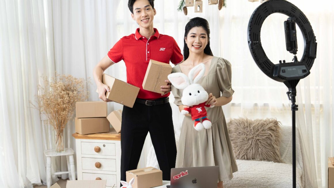 KHÁCH HÀNG TRÚNG NGAY IPHONE 15 VÀ ĐIỆN THOẠI OPPO KHI THAM GIA CHƯƠNG TRÌNH NHẬN QUÀ KHỦNG CỦA J&T EXPRESS!