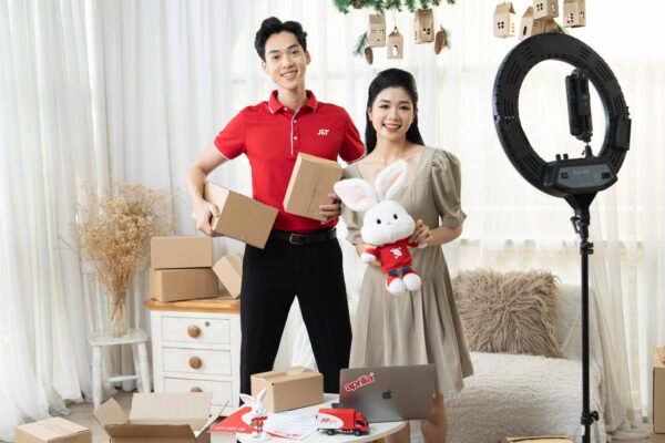 KHÁCH HÀNG TRÚNG NGAY IPHONE 15 VÀ ĐIỆN THOẠI OPPO KHI THAM GIA CHƯƠNG TRÌNH NHẬN QUÀ KHỦNG CỦA J&T EXPRESS!