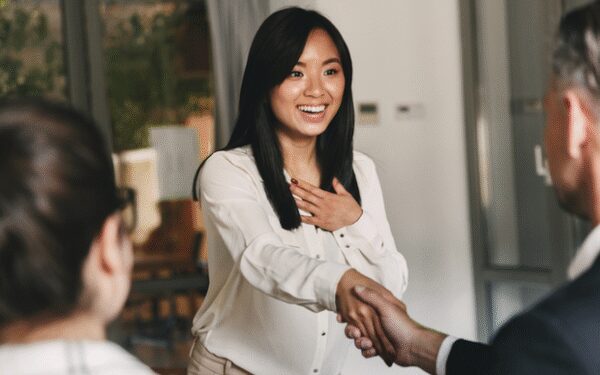 ĐỪNG ĐỂ MỘT BỨC ẢNH, MỘT LỜI CHIA SẺ GÂY ÁP LỰC CẢ ĐƯỜNG ĐẠO CỦA CON BẠN!
