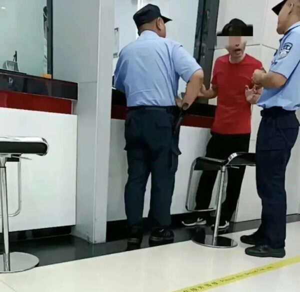 BẠN ĐÃ BIẾT ĐƯỢC CHƯA? NGƯỜI ĐÀN ÔNG GỬI TIẾT KIỆM 3,4 TỶ RỒI BẬT MÍ THUẾC NGÂN HÀNG VÌ BỊ GIAN LẬN CHUYỂN HẾT TÀI SẢN!