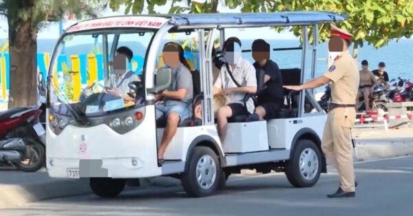 XE ĐIỆN CHỞ KHÁCH Ở ĐỒNG HỚI BẤT NGỜ DỪNG HOẠT ĐỘNG SAU THÍ ĐIỂM, GÂY RA NHỮNG BAO THẮC MẮC!