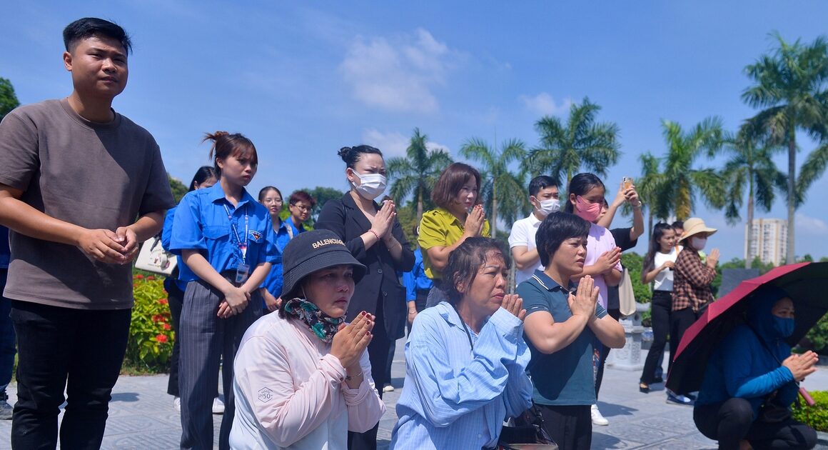 NGƯỜI DÂN HÀ NỘI NGHĨA TÂM TƯỞNG NHỚ CỐ TỔNG BÍ THƯ NGUYỄN PHÚ TRỌNG TRONG NGÀY GIỖ ĐẦU NHƯ THẾ NÀO?