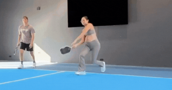 CHƠI PICKLEBALL KHI BỤNG TO CÓ NGUY HIỂM GÌ CHO BÀ BẦU?