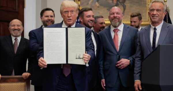 TỔNG THỐNG TRUMP ĐỨNG TRƯỚC BƯỚC KHÁC ĐỘT NGỘT VỀ THUẾ NHẬP KHẨU, GÂY CHẤN ĐỘNG THỊ TRƯỜNG THƯƠNG MẠI QUỐC TẾ