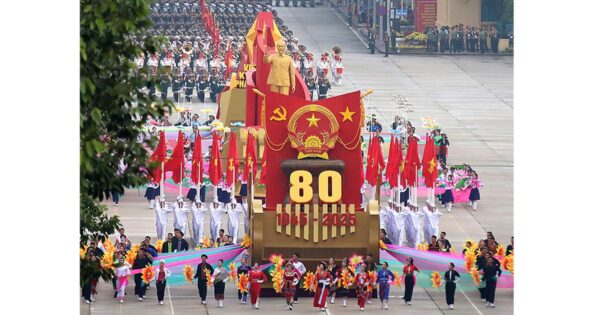 KHÁT VỌNG ĐỘC LẬP CỦA VIỆT NAM VUA CHIẾU RỰC TRÊN QUẢNG TRƯỜNG BÁI ĐÌNH NHƯ MỘT BỨC TRANH CHIẾN TRanh KIÊN CỐ VÀ QUYẾT TÂM BẢO VỆ ĐỘC LẬP