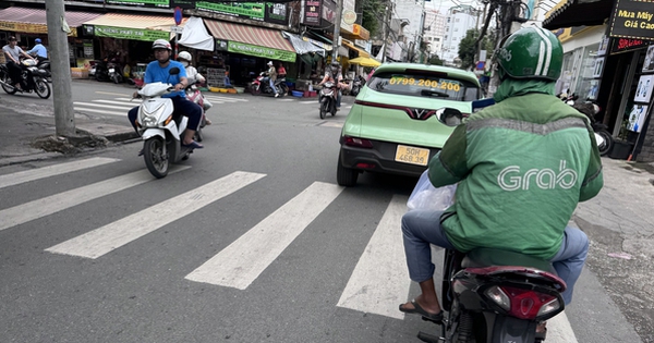 CÁC TÀI XẾ GRABBIKE GẬP GỒM VÌ GIÁ CƯỚC GIẢM MỨC TĂNG KHÓ KHĂN NHƯ THẾ NÀO!