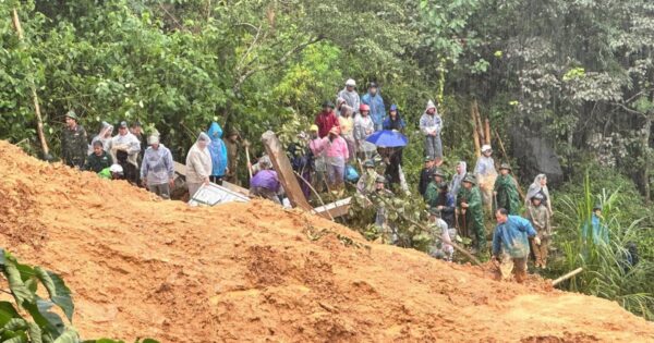 SẬT LỞ ĐÁNG SỢ Ở TUYÊN QUANG CUỐN TRÔI NGÔI NHÀ VÀ MẤT TÍCH 4 NGƯỜI TRONG GIA ĐÌNH