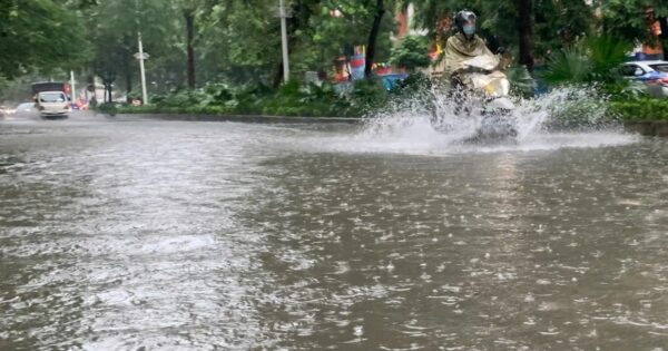 CUỘC CHIẾN VỚI MƯA LỚN VÀ LŨ SÔNG KHẨN CẤP ĐANG DIỄN RA Ở HÀ NỘI!