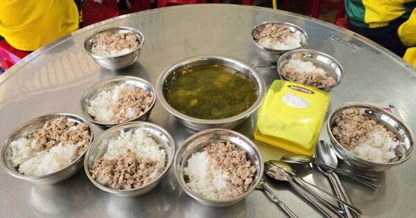 AI SẼ PHỤ TRÁCH KHI NIỀM TIN CỦA PHỤ HUYNH VỤT TẢO TRONG VỤ THỰC PHẨM BẨN Ở BẾP ĂN TRƯỜNG TIỂU HỌC?