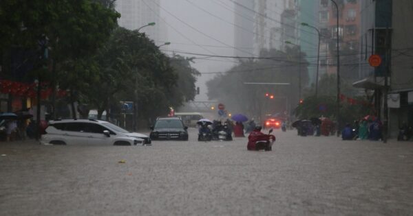 MƯA KÉO DÀI, HÀ NỘI NGẬP LẤN, NGƯỜI DÂN VẬT LÊN NƯỚC KHÁNG CHIẾN CUỐI NGÀY