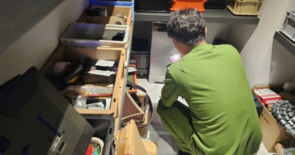 KHÁM XÉT NHÀ NGÂN 98, CÔNG AN TỤ HỘI 80 SỔ ĐỎ, HƠN 8.000 USD VÀ GẦN 4 SỔ TIẾT KIỆM, DÙNG MẬT KHẨU AI CŨNG KHÓ KHÁN!