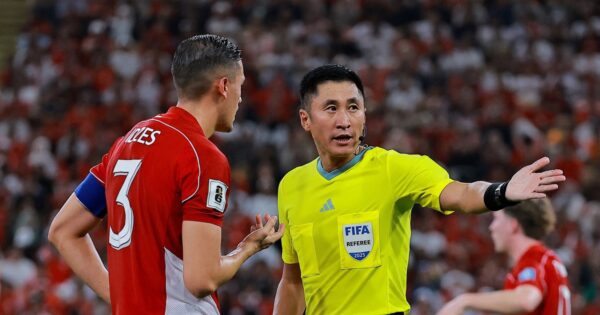 TRUYỀN THÔNG INDONESIA BẤT NGỜ ĐÁNH CHO CẬY HLV KLUIVERT VÀ TỔ TRỌNG TÀI SAU TRẬN THUA IRAQ