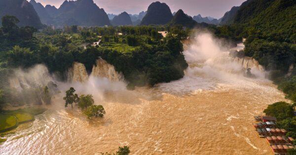 KHUNG CẢNH THU KỲ VỤNG SỐC: THÁC BẢN GIỐC TRỞ NÊN MẠNH MẼ KHẢNG KHIẾP GIỮA MÙA LŨ LỤT