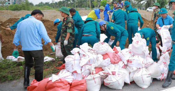 BỜ SÔNG VINH BỊ VỠ, NƯỚC ĐANG TRÀN VÀO KHU DÂN CƯ, CHIỀU HƯỞNG ĐƯỢC SỰ CỨU TRỢ NHIỀU NGƯỜI ĐÁNH GIÁ NHƯ THẾ NÀO?