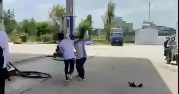 BỊ ĐÁNH NỔI GẦN Ở HÀNH LANG, BỌN TRẺ VÀNG MẤT TÂM TRÍ – AI SẼ CHỊU TRÁCH TRONG VỤ BẠO LỰC HỌC ĐƯỜNG?