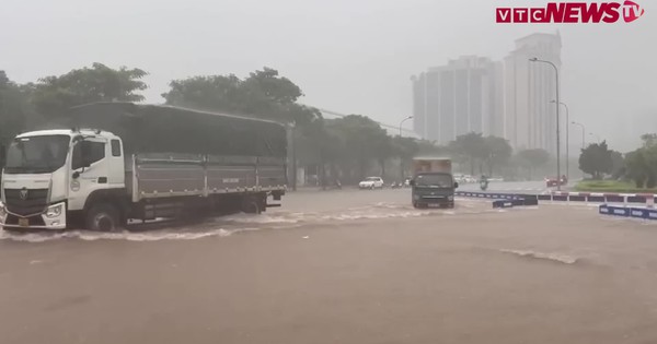 HÀ NỘI NGẬP NGẦN, GIAO THÔNG TẮT NGHẼN VÌ MƯA LỚN KÉO DÀI CHO GẦN MỎI NGÀY