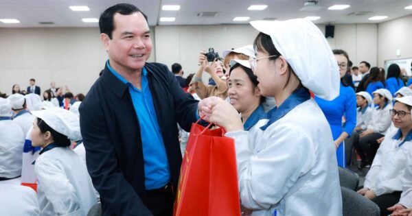 DỰ KIẾN HÀNG NGHÌN TỶ ĐỒNG CHĂM LO TẾT NGUYÊN ĐÁN BÍNH NGỌ 2026 – MỖI SUẤT QUÀ 1,3 TRIỆU ĐỒNG SẼ GÂY ẤN TƯỢNG GÌ CHO LAO ĐỘNG?