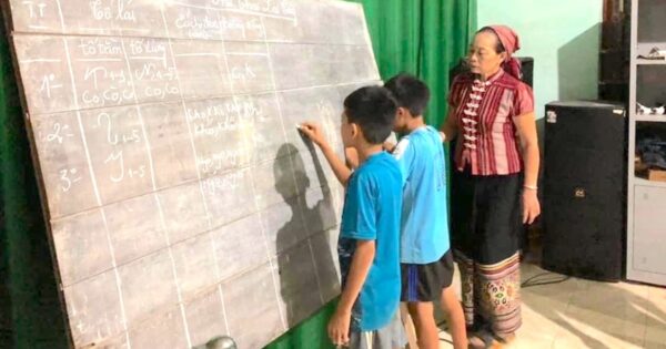 NGƯỜI PHỤ NỮ TRƯA QUÊ HƯƠNG VỚI HÀNH TRÌNH GƯƠNG MẪU GIỮ GÌN VÀ TRAO TRUYỀN VĂN HÓA THÁI CHO THẾ HỆ TRẺ