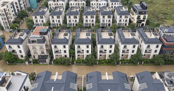 DƯỚI TRỜI KHÔNG CÒN MƯA, VẬY SAO KHU ĐÔ THỊ TÂY HỒ TÂY VẪN NGẬP TRONG BIỂN NƯỚC?