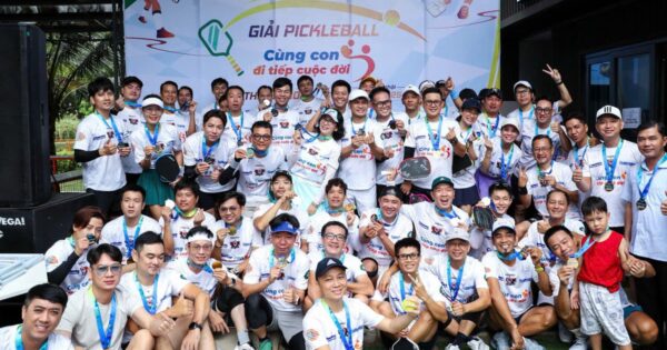 BÁO THANH NIÊN TRAO 400 TRIỆU ĐỒNG GIÚP TRẺ MỒ CÔI COVID-19, ĐẾN VỚI GIẢI PICKLEBALL CÙNG CON ĐI TIẾP CUỘC ĐỜI!