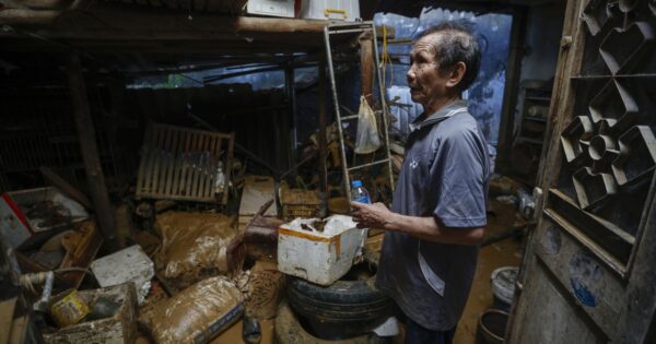 LƠ(target: các hộ dân P.Phan Đình Phùng đang chống chọi với đống bùn đất sau lũ lịch sử)