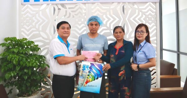 BÁO THANH NIÊN TỪNG GÂY NGẠC NHIÊN VỚI HÀNH ĐỘNG GÂY QUYẾT ĐỂ CHỮA CHO BÀ MẸ NGHÈO VÀ BA ĐỨA CON BỊ U NÃO