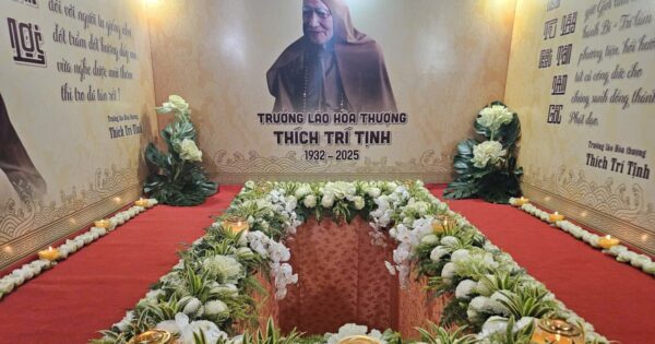 HÀNH TRÌNH CHUYỂN ĐÓN KIM QUAN TRƯỞNG LÃO HÒA THƯỢNG THÍCH TRÍ TỊNH ĐANG DIỄN RA TRONG ĐÊM NAY!