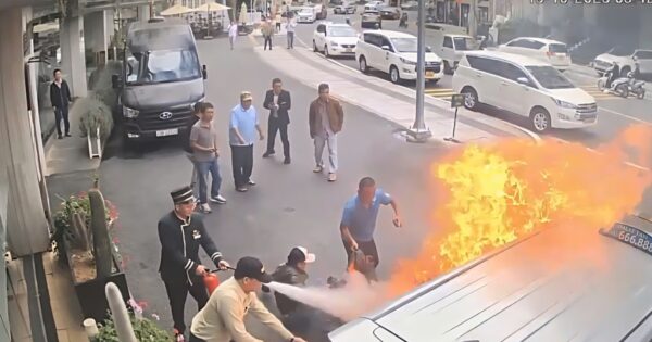KHÓC NHẸT TRONG NGỌT NGÀY GẬP GỒ: CẢNH TÀI XẾ XE TAXI BỊ KẸT CHUYỆN KHÓ CỨU NHỜ SỰ NHANH TRÍ CỦA BẢO VỆ KHÁCH SẠN TRƯỚC MẶT LỬA!